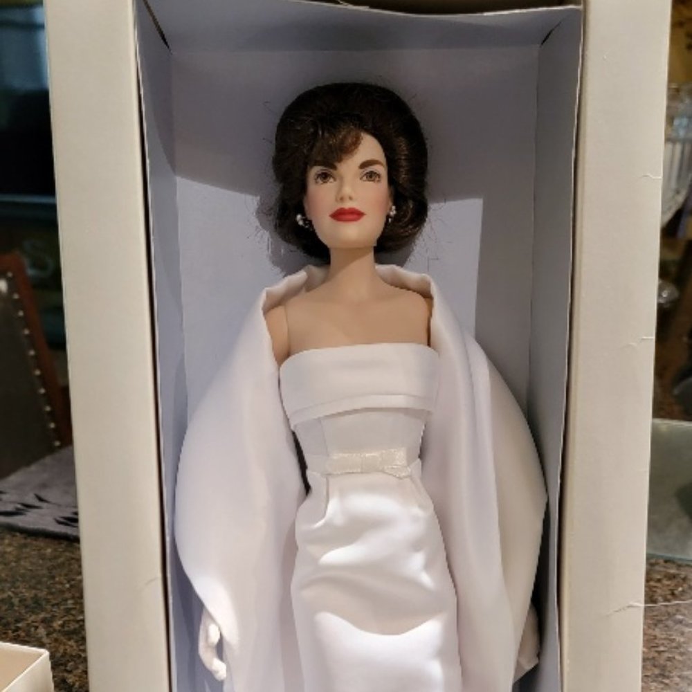 Jackie Kennedy White Satin gown Ensemble & Doll 1998...Franklin Mint
